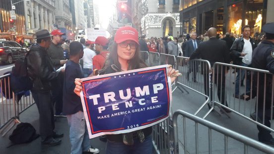 Paulina (15) uit Brooklyn staat voor Trump Tower op verkiezingsdag. Foto Hans Klis